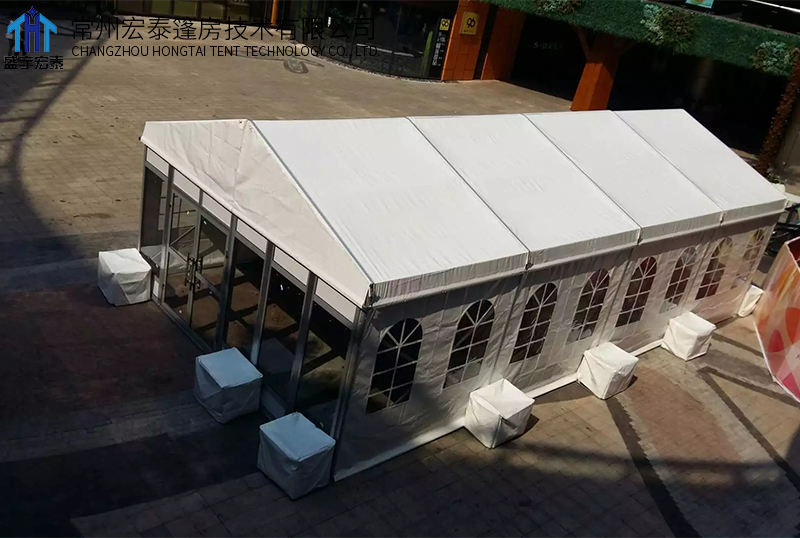 带窗户尖顶篷房